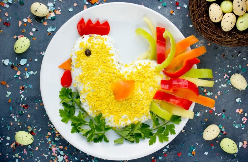 Eiersalat mit Gurken, Frischkäse und Kräutern – Ostermenü