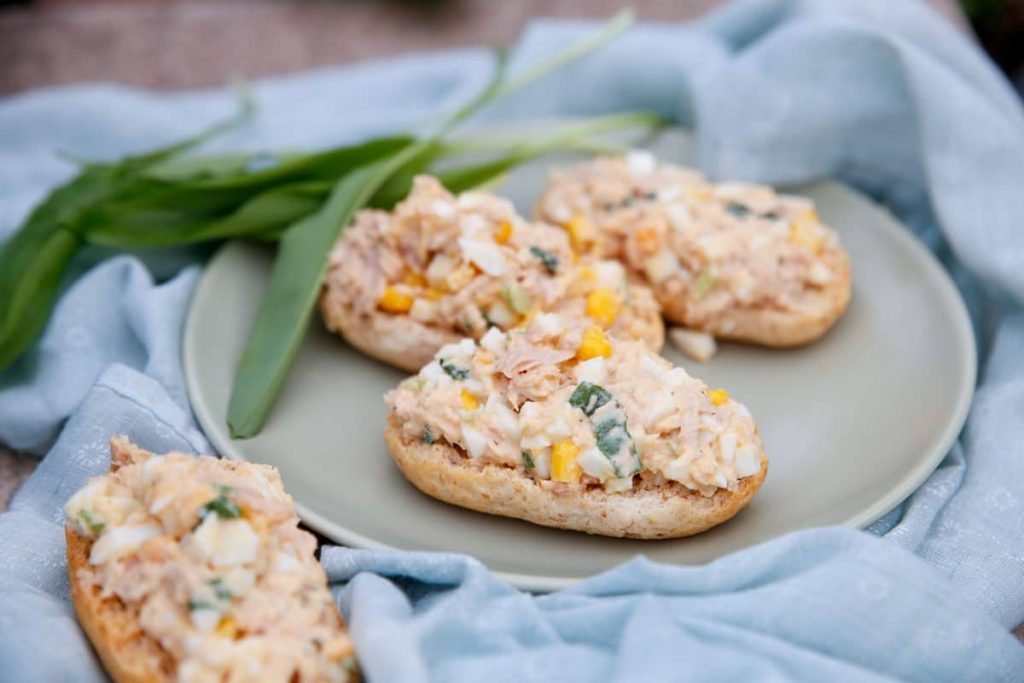 Eiersalat mit Mais, Thunfisch und Bärlauch auf Brödli