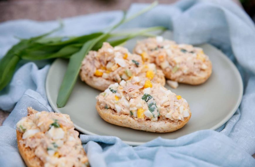Eiersalat mit Mais, Thunfisch und Bärlauch auf Brödli