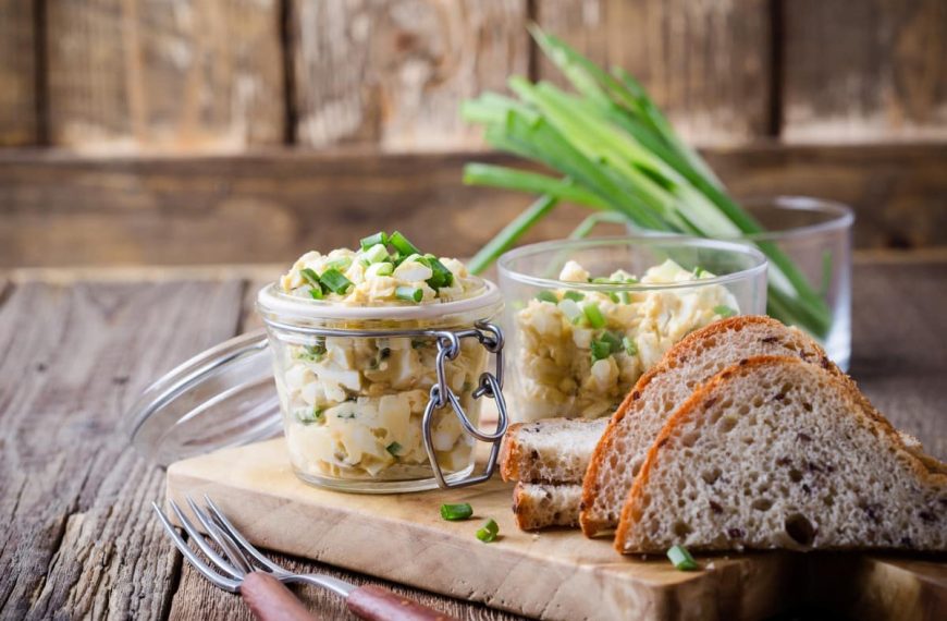 Eiersalat mit Mayonnaise, Senf und Schnittlauch