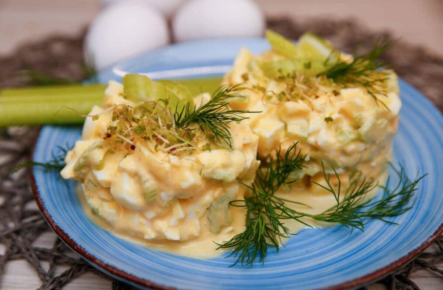 Eiersalat mit Sellerie und Griechischem Joghurt – Schnelles Rezept für…
