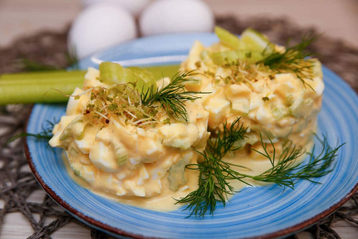 Eiersalat mit Sellerie und Griechischem Joghurt - Schnelles Rezept für Eiersalat