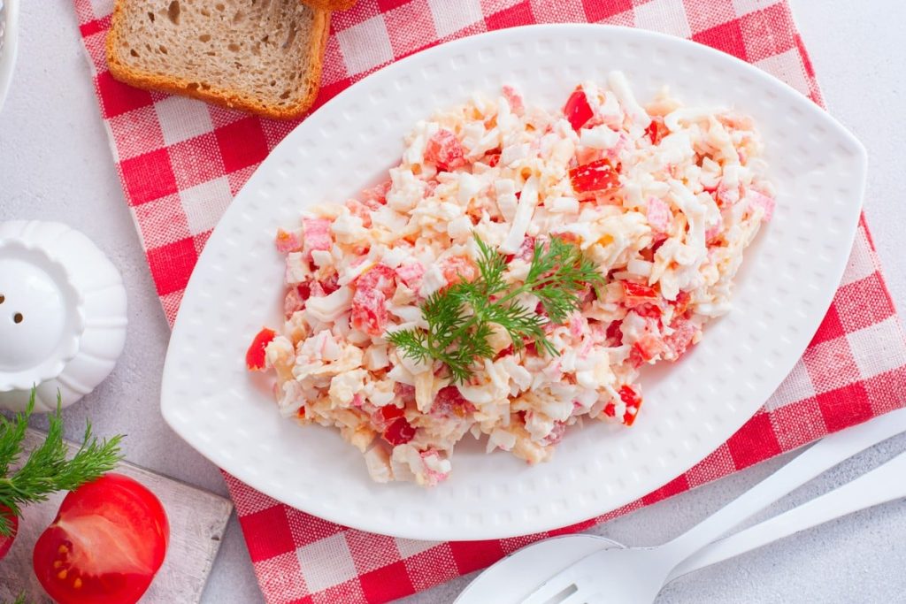 Eiersalat mit Tomaten, Krabbenstäbchen und Käse