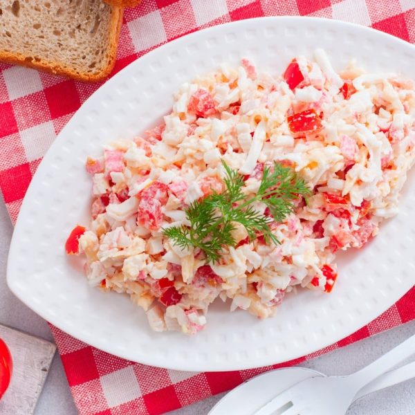 Eiersalat mit Tomaten, Krabbenstäbchen und Käse