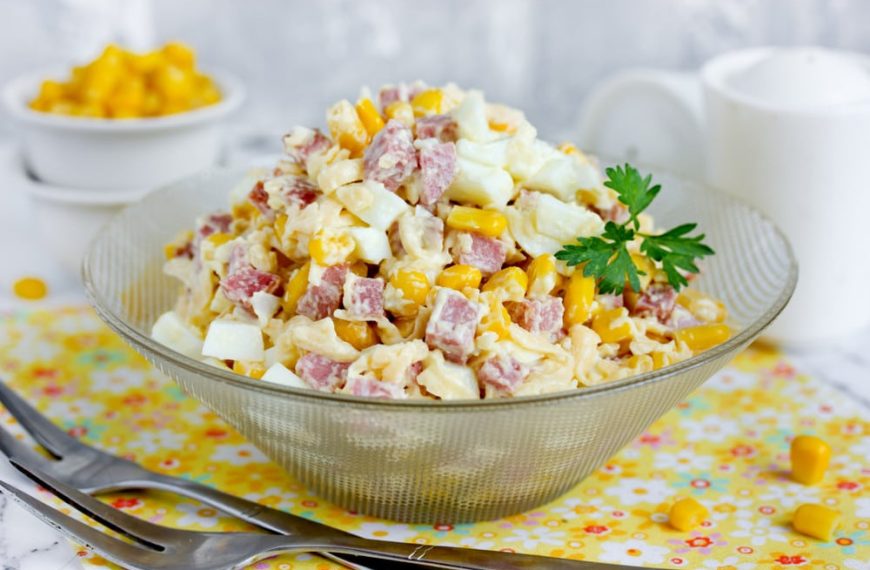 Eiersalat mit geräucherter Wurst, Mais und Käse
