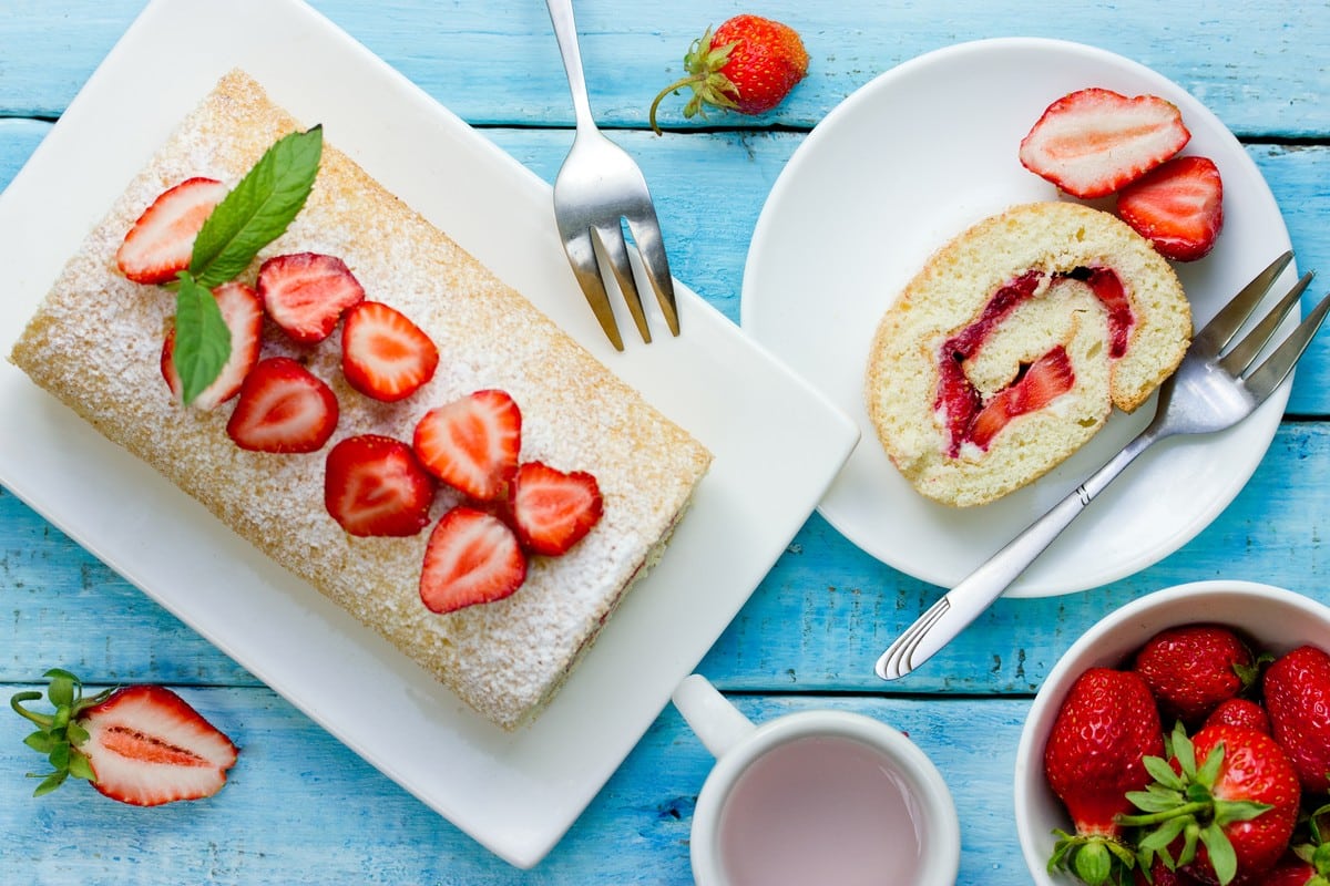 Einfache Biskuitrolle mit Sahnecreme und Erdbeeren