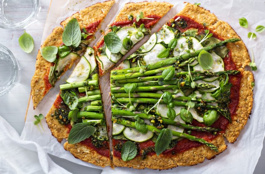 Einfache Blumenkohl Pizza mit grünem Spargel und Käse