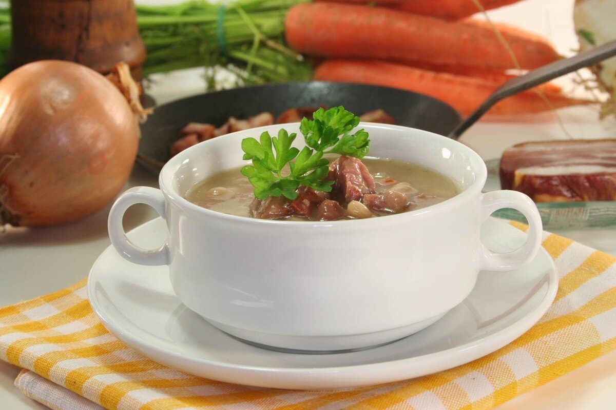 Einfache Bohnensuppe mit Speck und Karotten - Wintersuppe