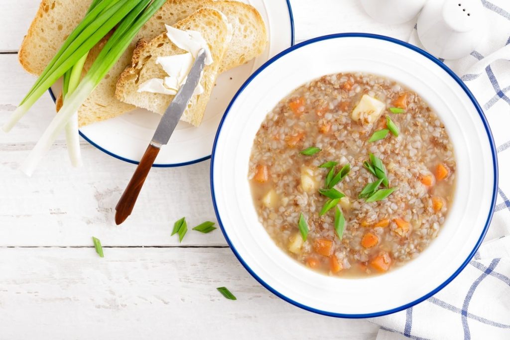 Einfache Buchweizensuppe mit Gemüse und Kartoffeln
