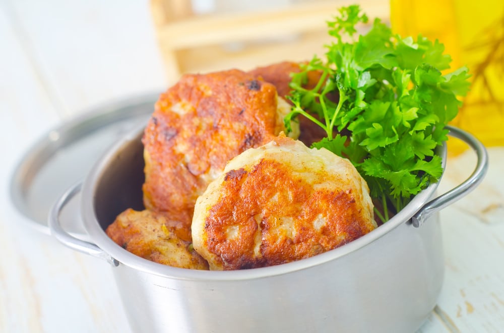 Einfache Buletten aus Hähnchenbrust mit Zwiebeln