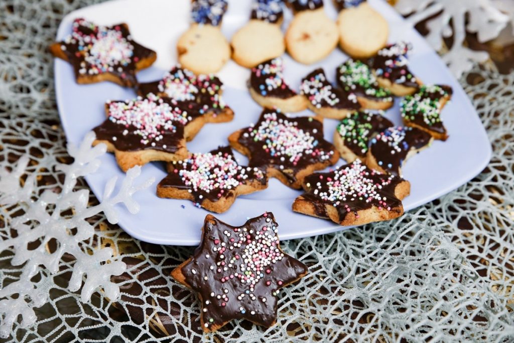 Einfache Butterplätzchen mit Schokolade und Zuckerstreuseln