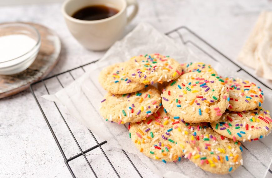 Einfache Cookies mit Streuseln zum Karneval