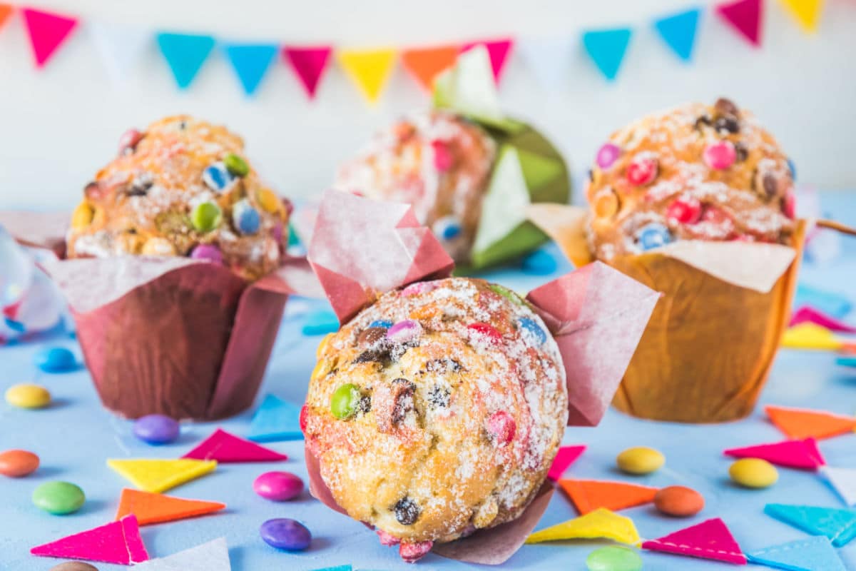 Einfache Fasching Muffins mit bunten Schokolinsen