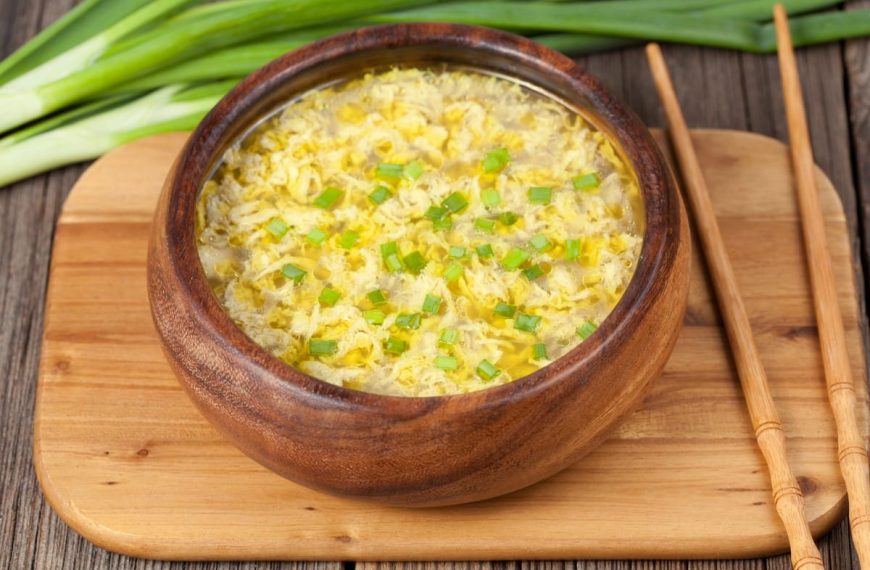Einfache Fleischsuppe mit Eiern und Gemüse