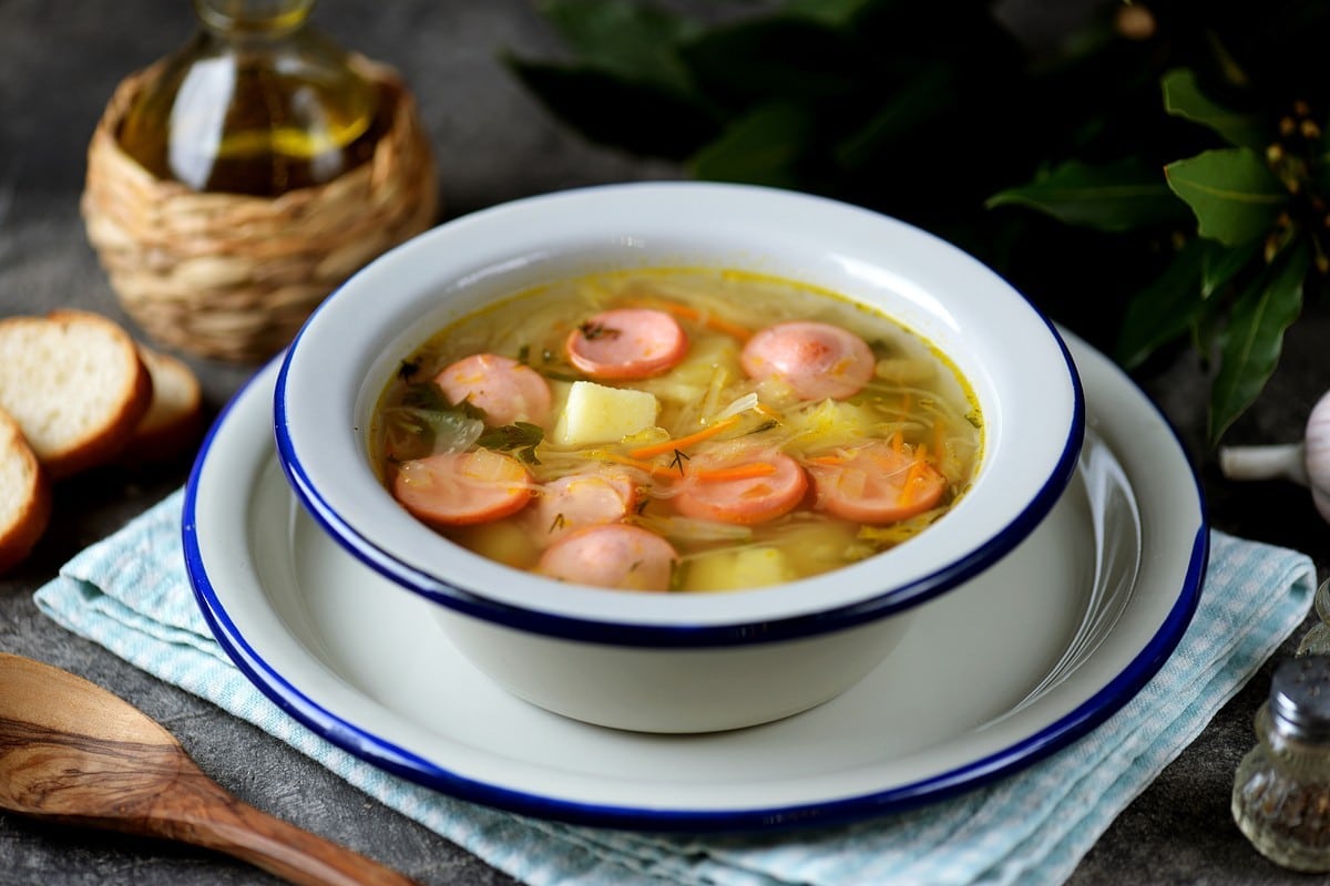 Einfache Gemüsesuppe mit Würstchen und Weißkohl