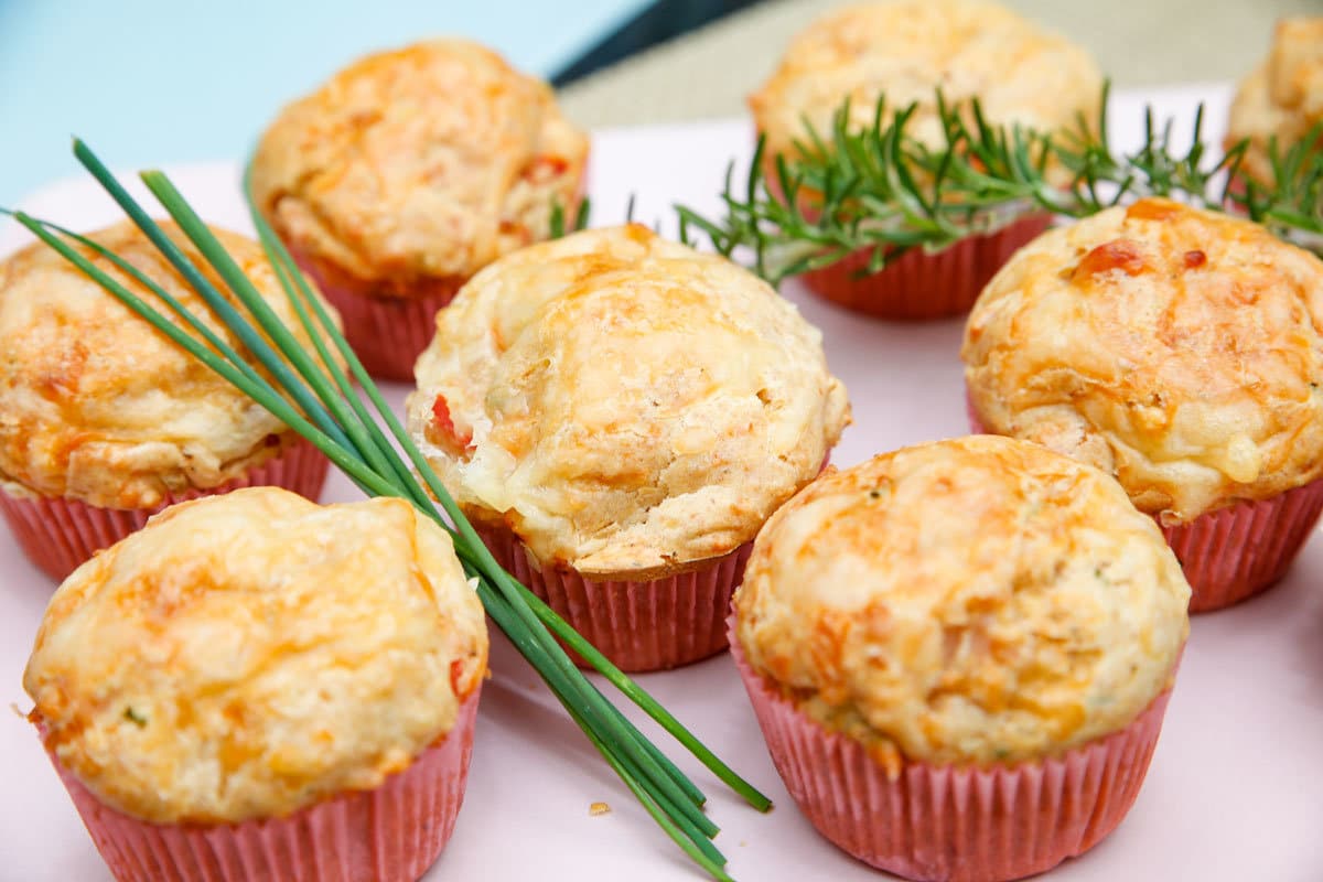 Einfache Käsemuffins mit Schinken, Paprika und Käse