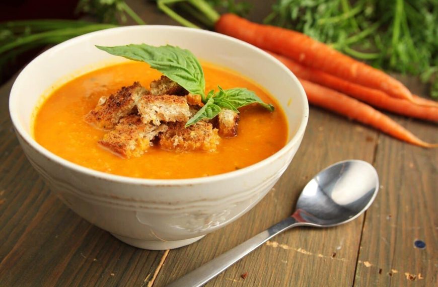 Einfache Karottencremesuppe mit Speck, Möhren und Sahne