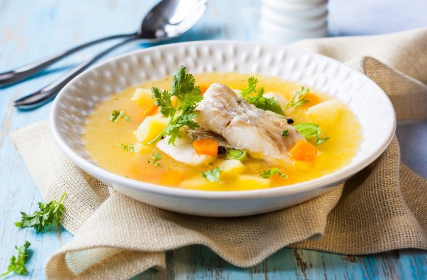Einfache Kartoffelsuppe mit Kabeljau und Karotten