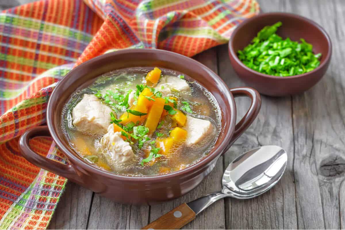 Einfache Kartoffelsuppe mit Karotten und Schweinefleisch