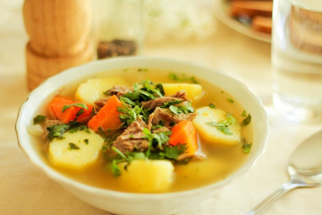 Einfache Kartoffelsuppe mit Lammfleisch, Gemüse und Weißwein