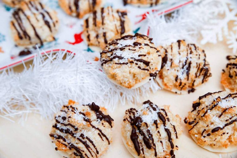 Weihnachtsgebäck Zimtsterne aus Mandeln mit Eiweißglasur