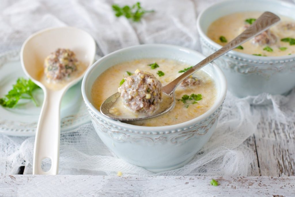 Einfache Maissuppe mit Fleischbällchen