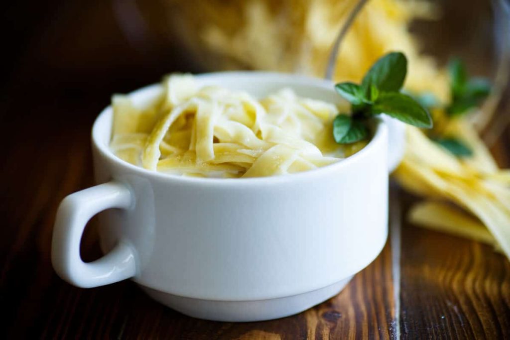 Einfache Milchsuppe mit Nudeln, Butter und Zucker