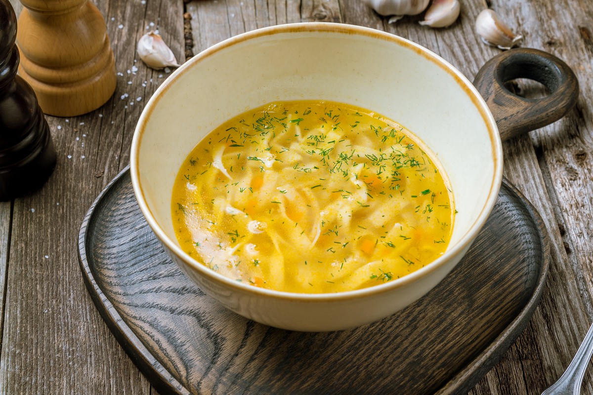 Einfache Nudelsuppe mit Kartoffeln und Karotten