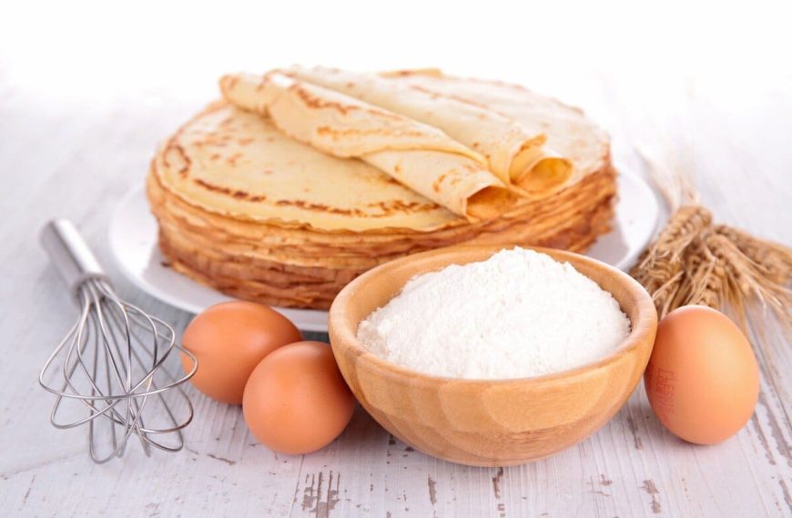 Einfache Pfannkuchen aus Weizenmehl mit Leinsamen und Milch