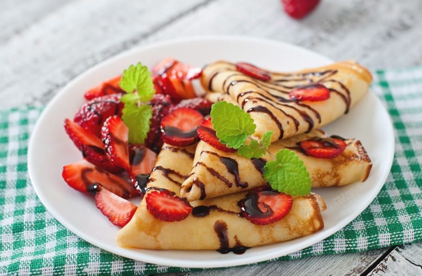 Einfache Pfannkuchen mit Erdbeeren und Schokoladensoße