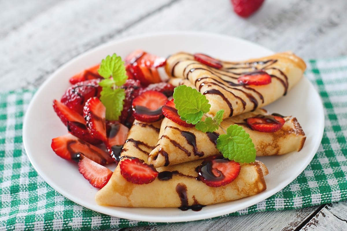 Einfache Pfannkuchen mit Erdbeeren und Schokoladensoße