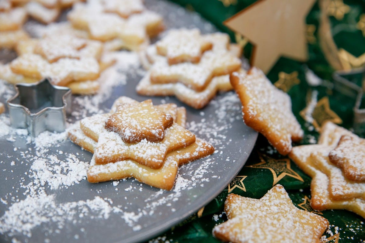 Einfache Plätzchen Sterne mit Puderzucker zu Weihnachten