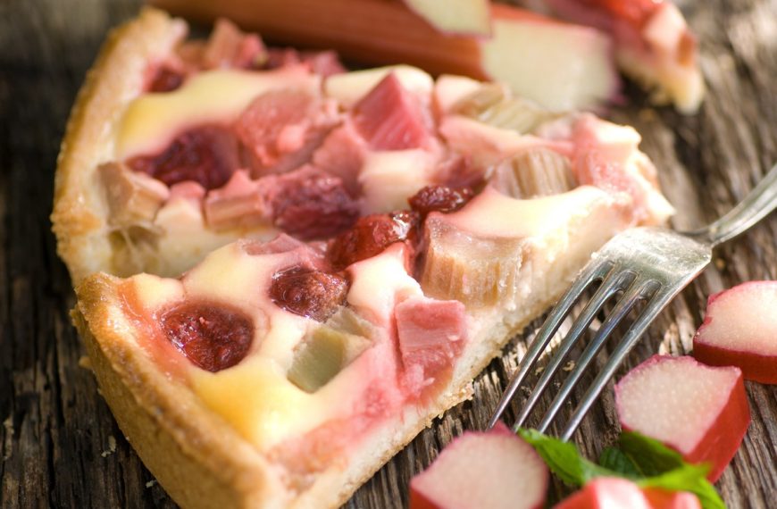 Einfache Rhabarber Tarte mit Creme und Mürbeteig