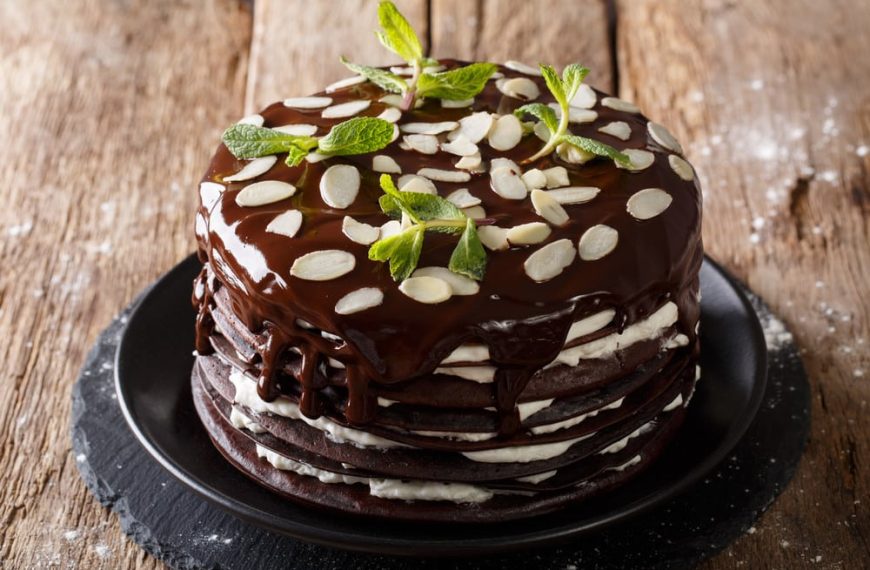 Einfache Schoko Pfannkuchen Torte mit Sahnecreme und Mandeln