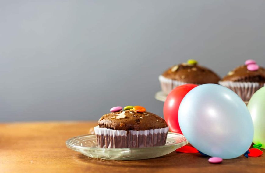 Einfache Schokomuffins mit Smarties zum Fasching