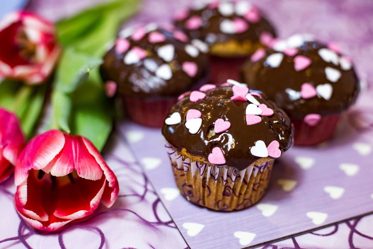 Einfache Schokomuffins mit Zuckerstreuseln zum Valentinstag