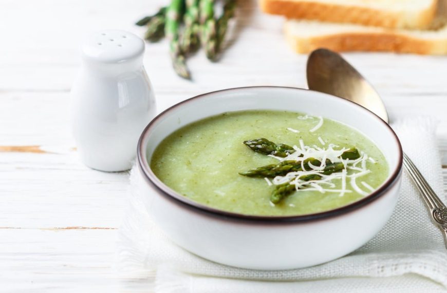 Einfache Spargelcremesuppe mit Sahne und grünem Spargel
