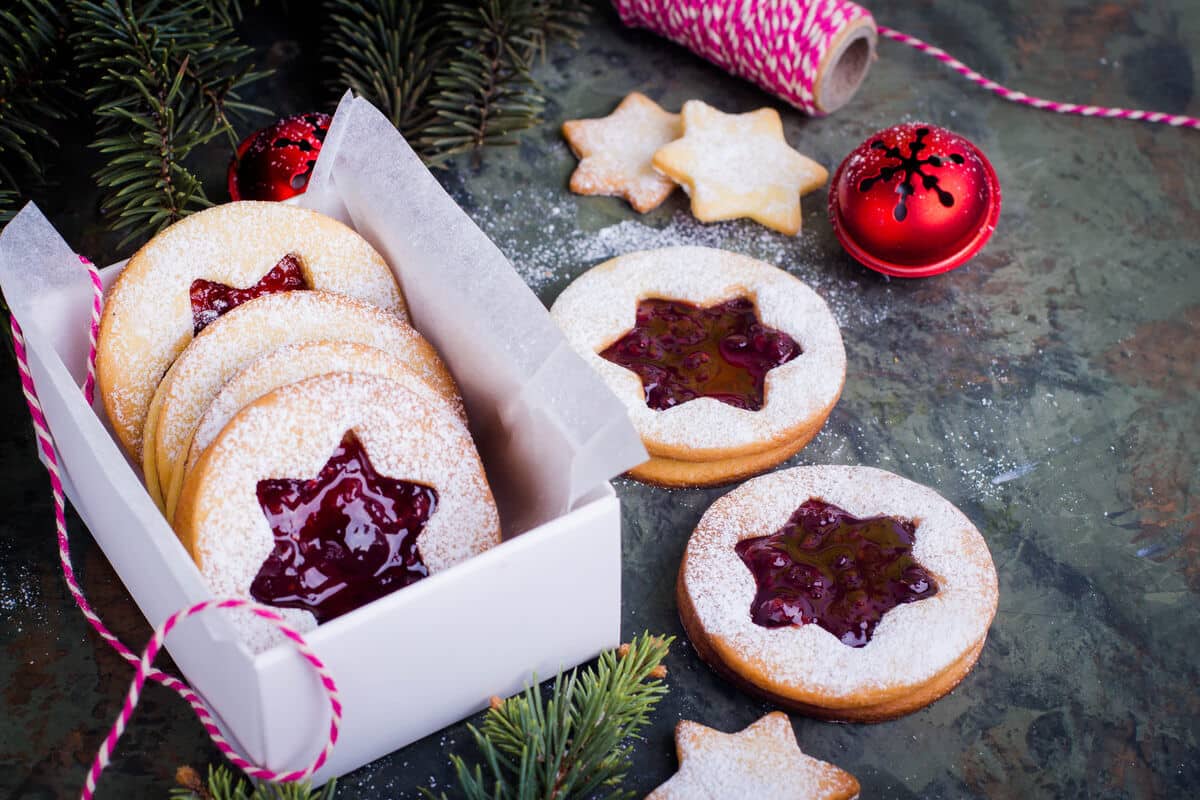 Einfache Spitzbuben Plätzchen mit Marmelade und Puderzucker