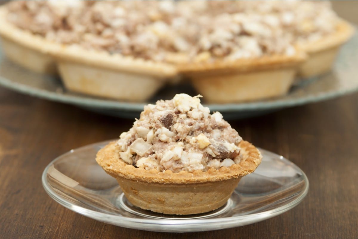 Einfache Tartelettes mit Thunfisch, Eiern, Zwiebeln und Mayonnaise