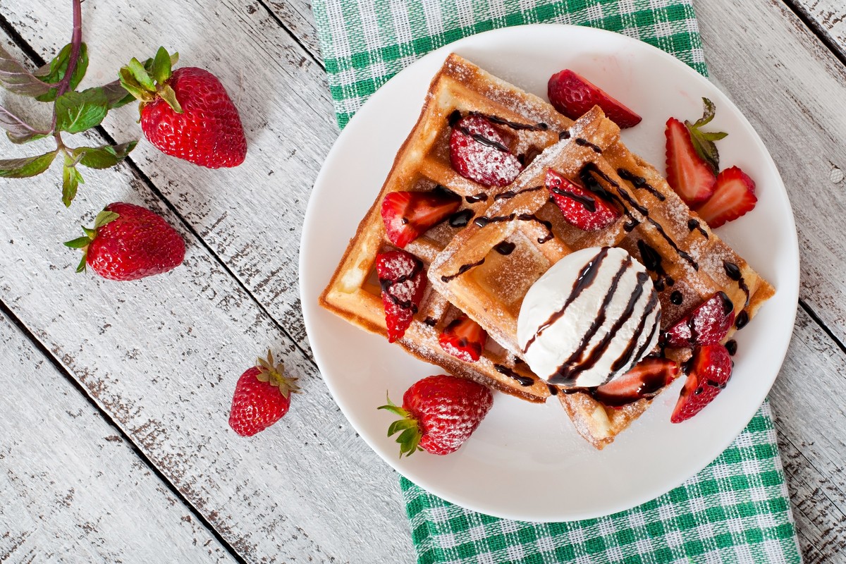 Einfache Waffeln mit Erdbeeren und Eiscreme