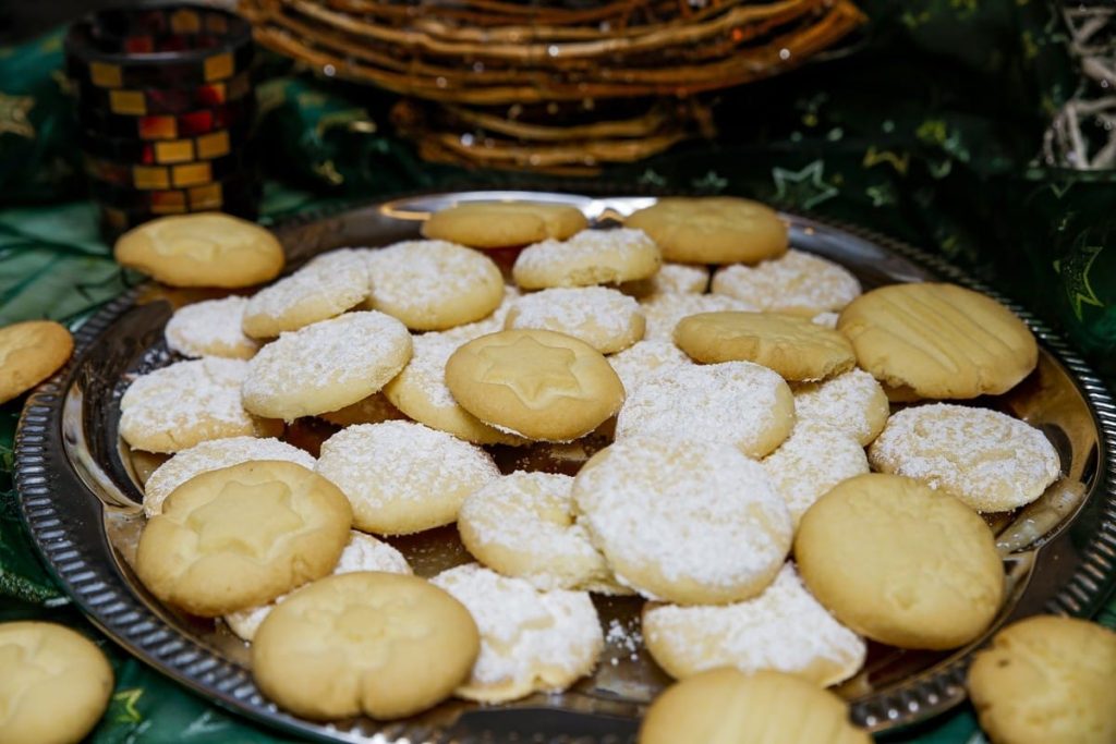 Einfache Weihnachtsplätzchen mit Schneeflocken und Puderzucker