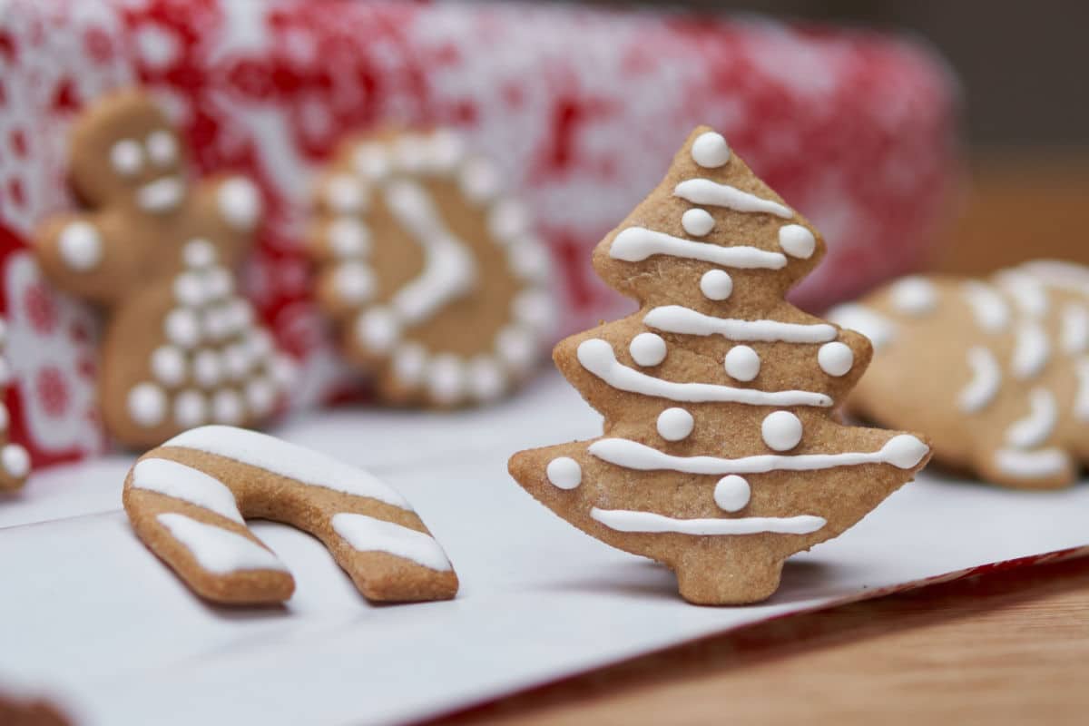 Einfache Weihnachtsplätzchen mit Zuckerguss backen