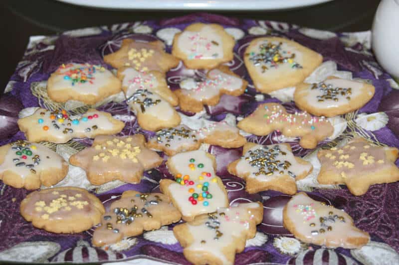 Einfache Weihnachtsplätzchen mit Zuckerstreuseln und Zimt