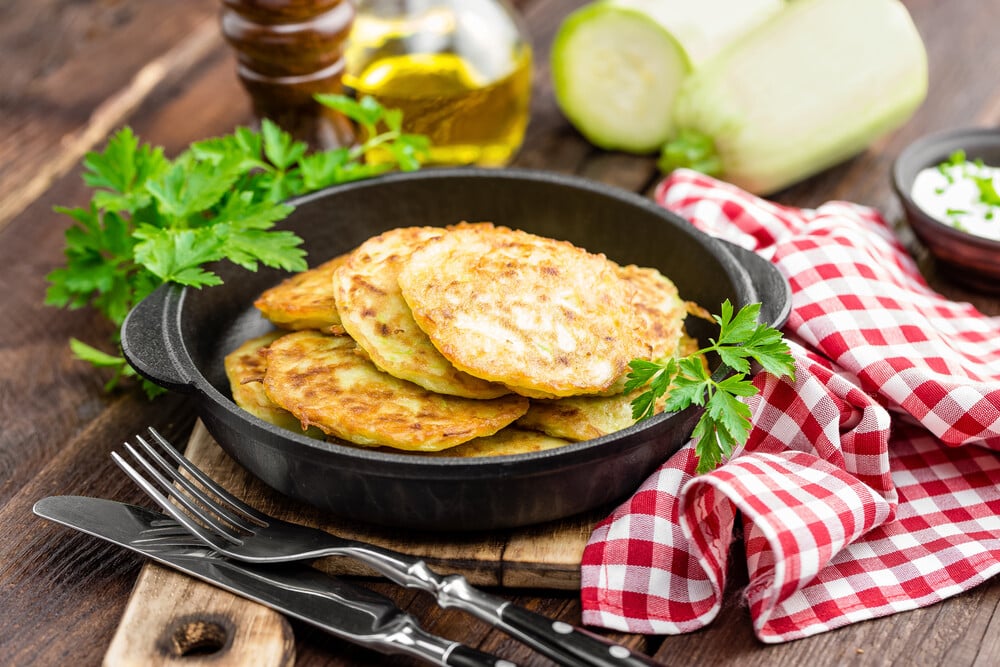 Einfache Zucchinipuffer ohne Mehl backen