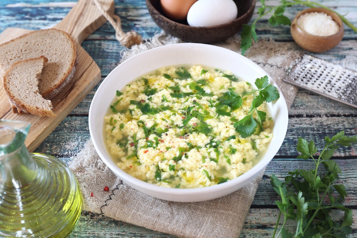 Einfache italienische Stracciatella Suppe mit Eiern