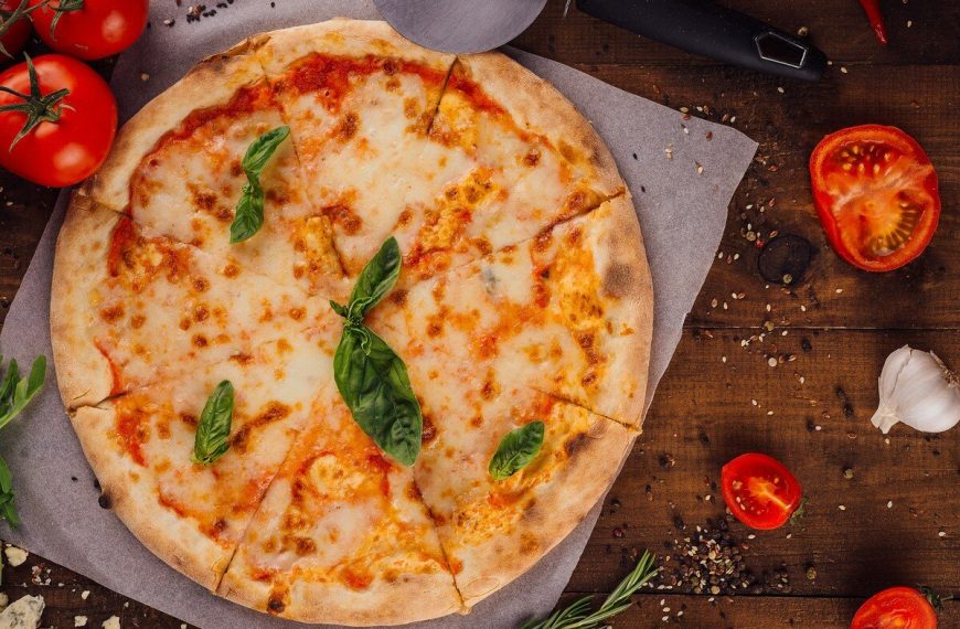 Einfache italienische „Vier Käse“ Pizza mit Parmesan und Mozzarella