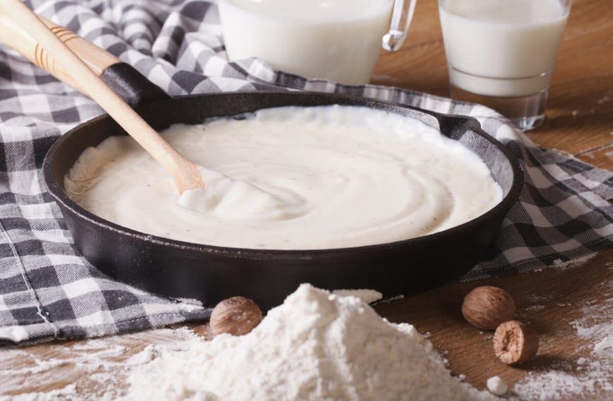 Einfache klassische Béchamelsauce mit Butter und Muskatnuss