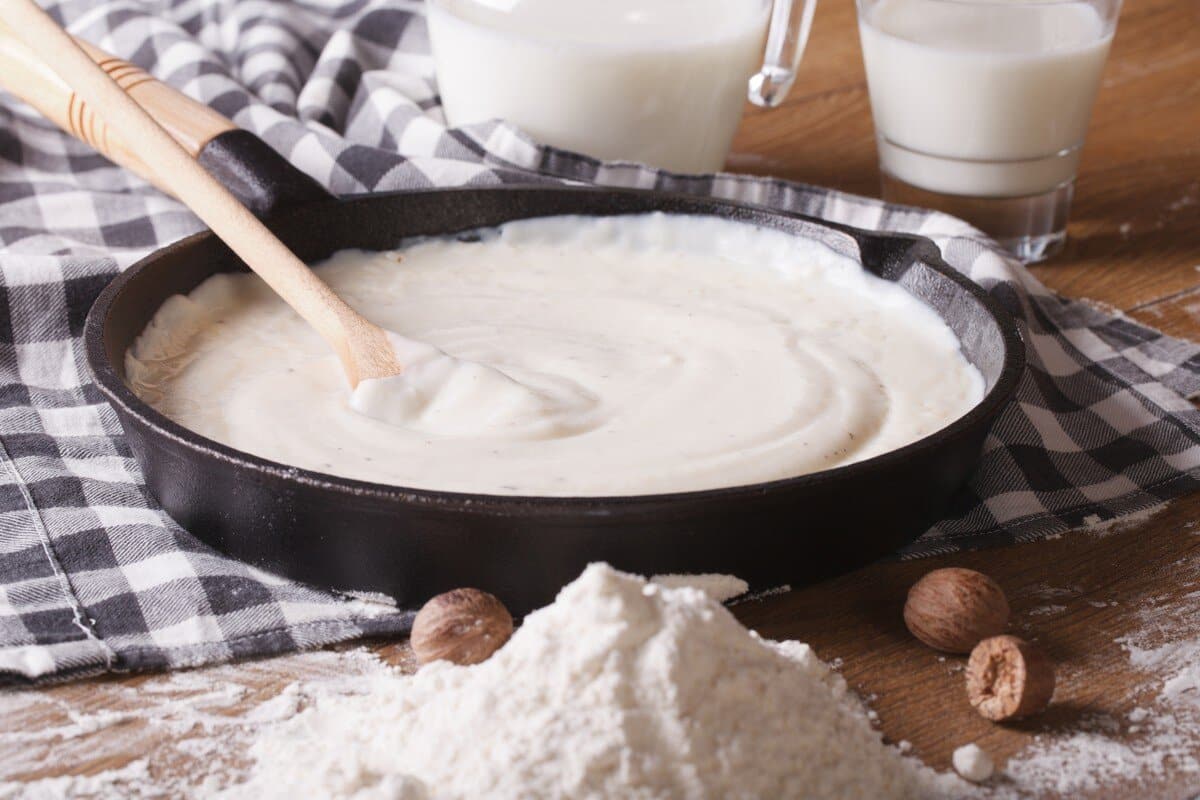 Einfache klassische Béchamelsauce mit Butter und Muskatnuss