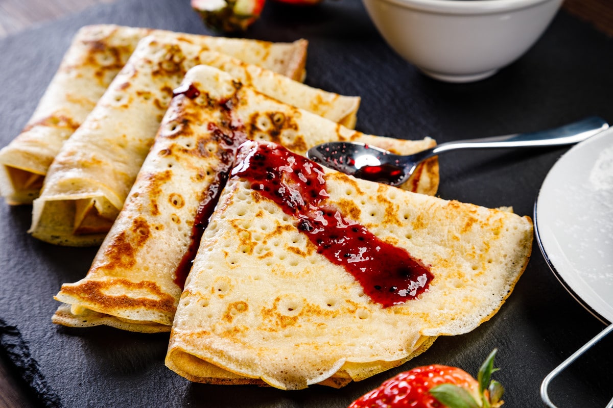 Einfache russische Pfannkuchen mit Eiern und Milch