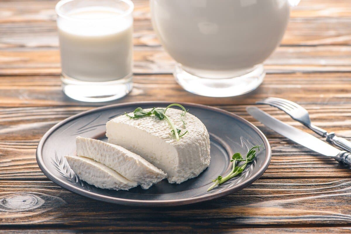 Einfachen Käse aus Milch selber machen. Nur eine Stunde und man ist fertig!